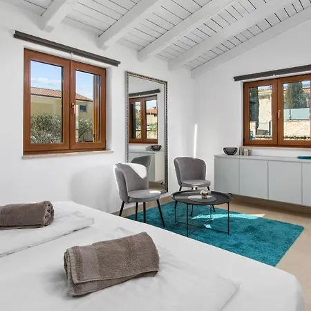 Hardy By 招待所